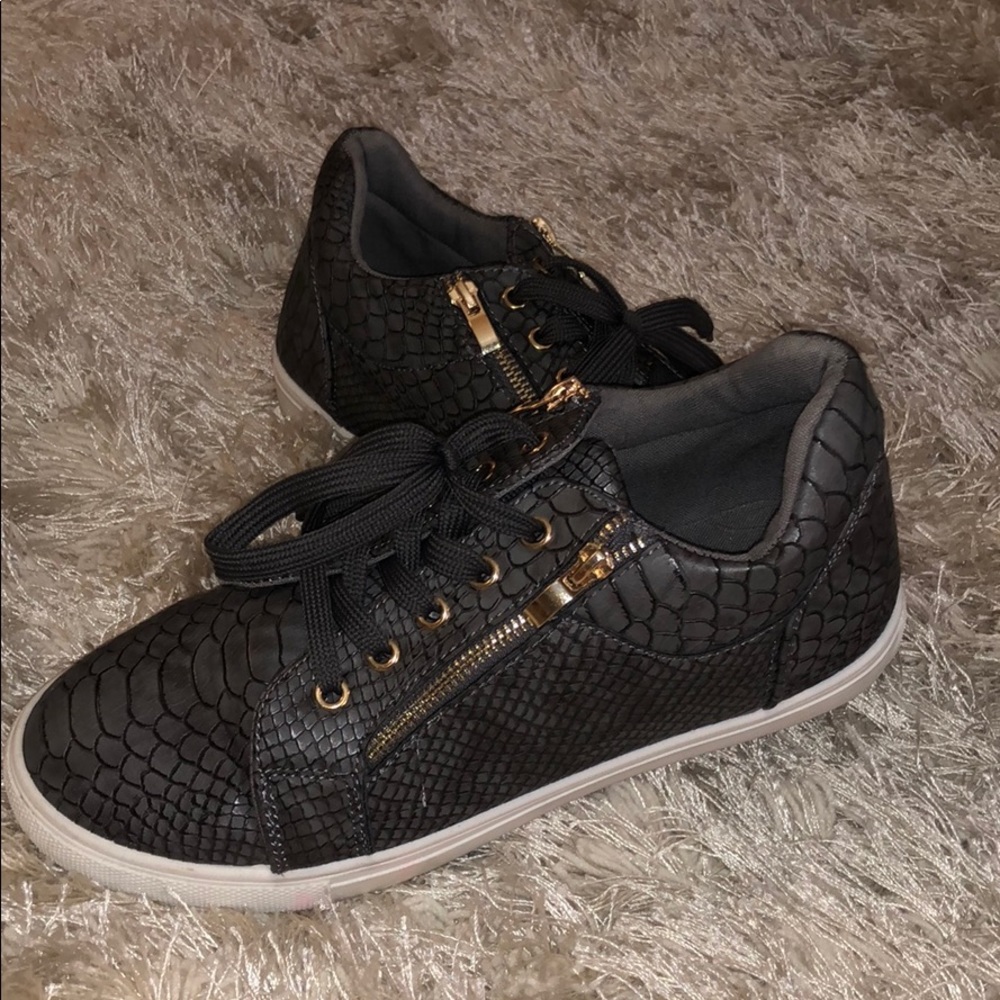 Lace up snake skin Sneakers